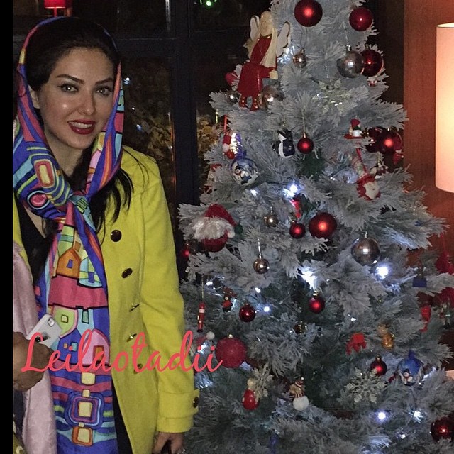 عکس جدید لیلا اوتادی در کنار درخت کریسمس
