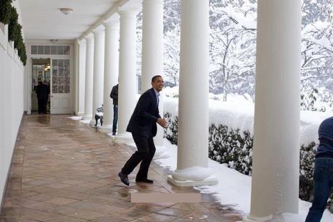 باراک اوباما در حال برف بازی
