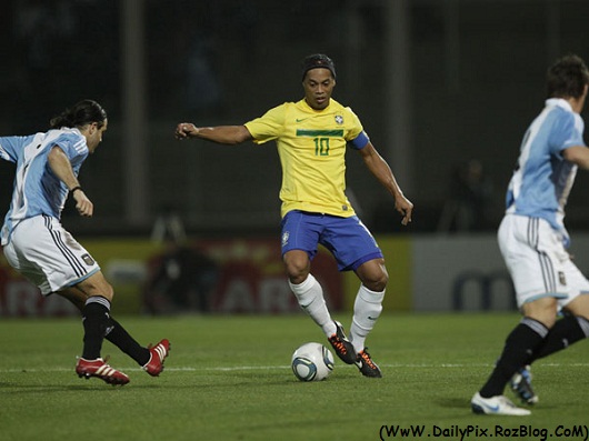 http://rozup.ir/up/dailypix/Pictures/1390/10/1/Ronaldinho-Brasil(WwW.DailyPix.RozBlog.CoM).jpg
