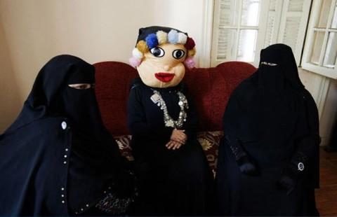 عکس  دیدنی و جالب از برنامه کودک شبکه زنان نقاب دار مصر |irofun.rzb.ir