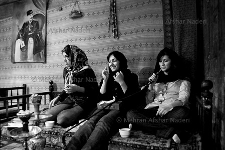 وقتی زنان در ایران قلیان می کشند