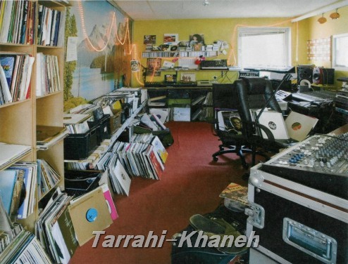 http://rozup.ir/up/tarrahi-khaneh/Pictures/Home-Office-Designs/Workspaces-of-Composers-DJs-and-Music-Enthusiasts/310_494x376.jpg