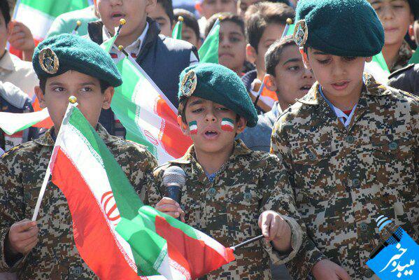 سرود همگانی دانش آموزان آموزشگاه در راهپیمایی 22 بهمن شهرستان میبد