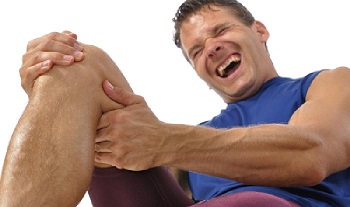  گرفتگی عضلات پا را چگونه درمان کنیم