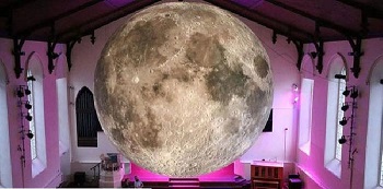  نمایش ماه در موزه