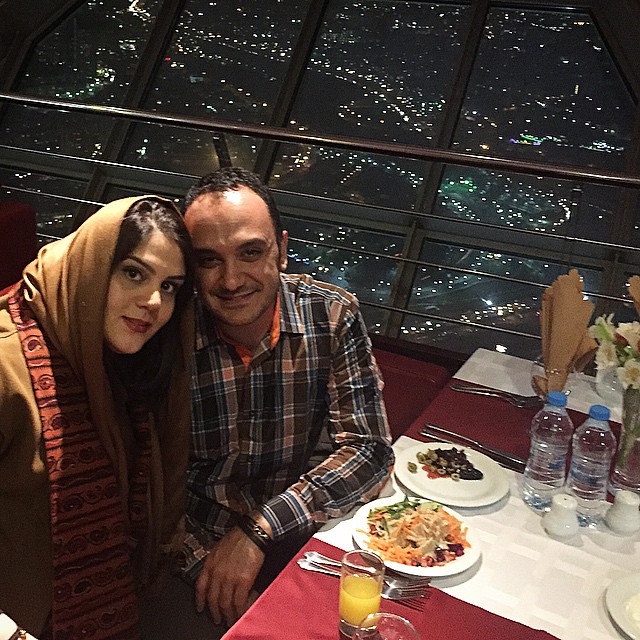 عکس جدید احسان کرمی و همسرش در برج میلاد