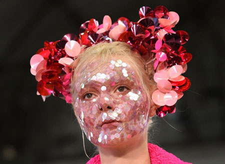 مدلی با صورتی پر از پولک در نمایش هفته مد در سیدنی