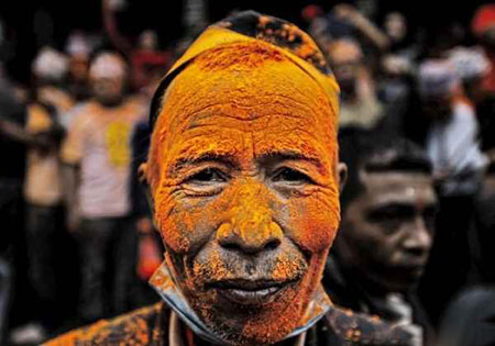 مردی با صورت پودری در جشن بیسکت در نپال