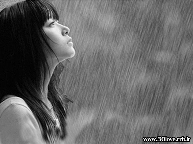 عکس زن تنها زیر باران