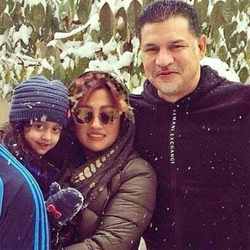 علی دایی و همسر و دخترش زیر بارش برف! / عکس