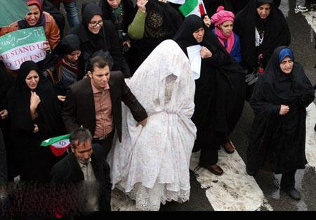 تصویر جالب راهپیمایی با لباس عروس در 22 بهمن