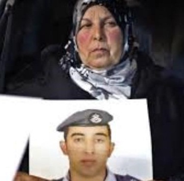 مرگ مادر خلبان اردنی پس از دیدن فیلم آتش زدن فرزندش 18 بهمن 1393