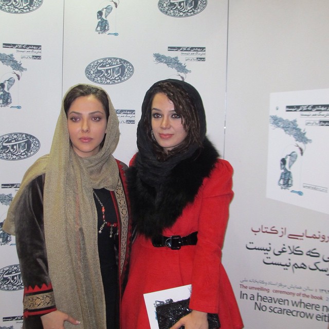 عکس لیلا اوتادی در کنار مونا برزویی شاعر ایرانی