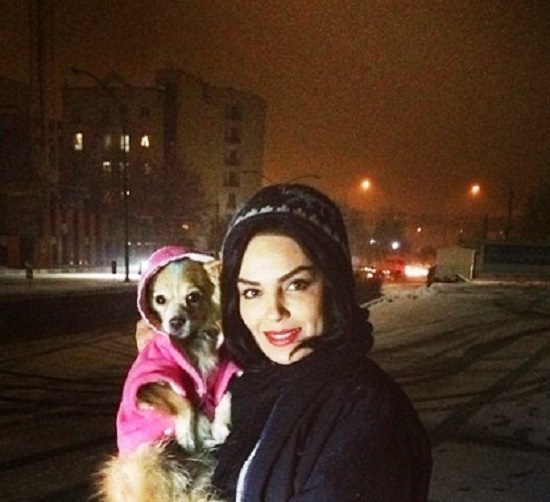 عکس یادگاری سارا خوئینی ها و سگش در روز برفی!