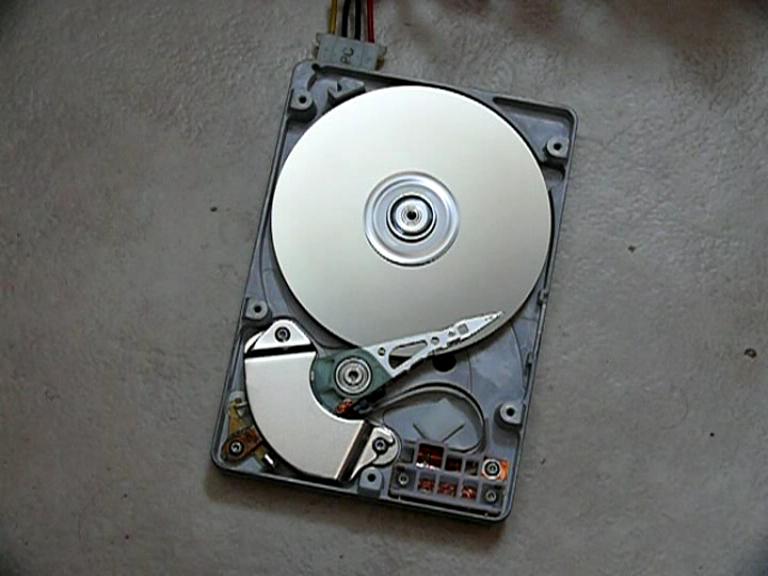 چگونه می توان اطلاعات یک هارد دیسک خیس شده را بازیابی کرد؟