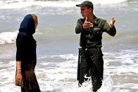 زن بد حجاب در دریا