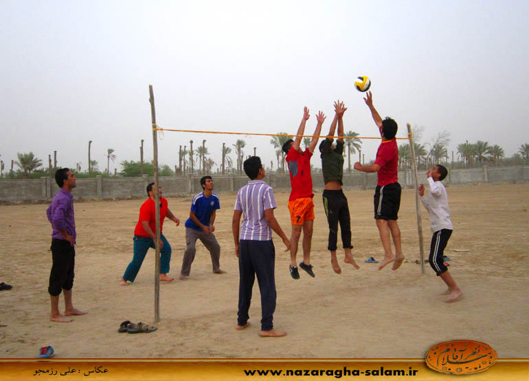 بازی والیبال جوانان نظرآقا در زمین خاکی - محمود زیرایی