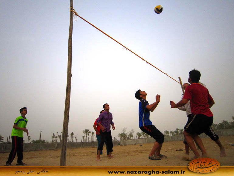 بازی والیبال جوانان نظرآقا در زمین خاکی - حسن حیدری