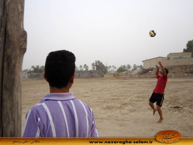 بازی والیبال جوانان نظرآقا در زمین خاکی