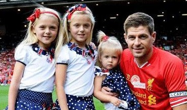 ستاره فوتبال در کنار 3 دختر زیبایش +عکس 