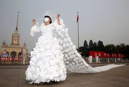  مدل لباس عروس عجیب از جنس ماسک الودگی هوا! +عکس