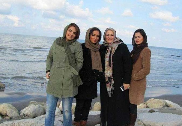 عکس روناک یونسی در کنار مادر و خواهرانش  