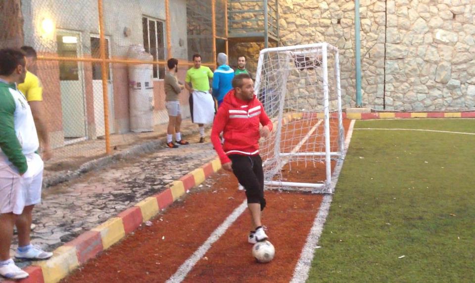 عکسی از امیر تتلو درحال فوتبال بازی کردن | WwW.BestBaz.RozBlog.Com