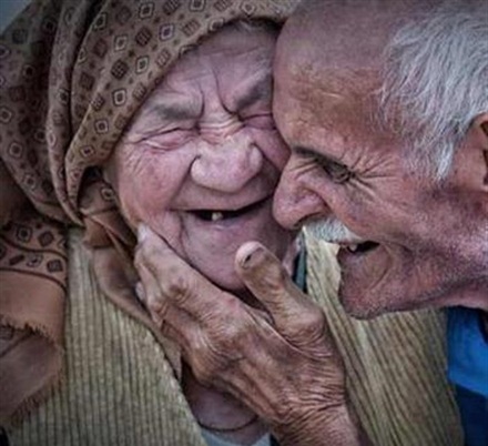 عکس پیرمرد و پیرزن عاشق