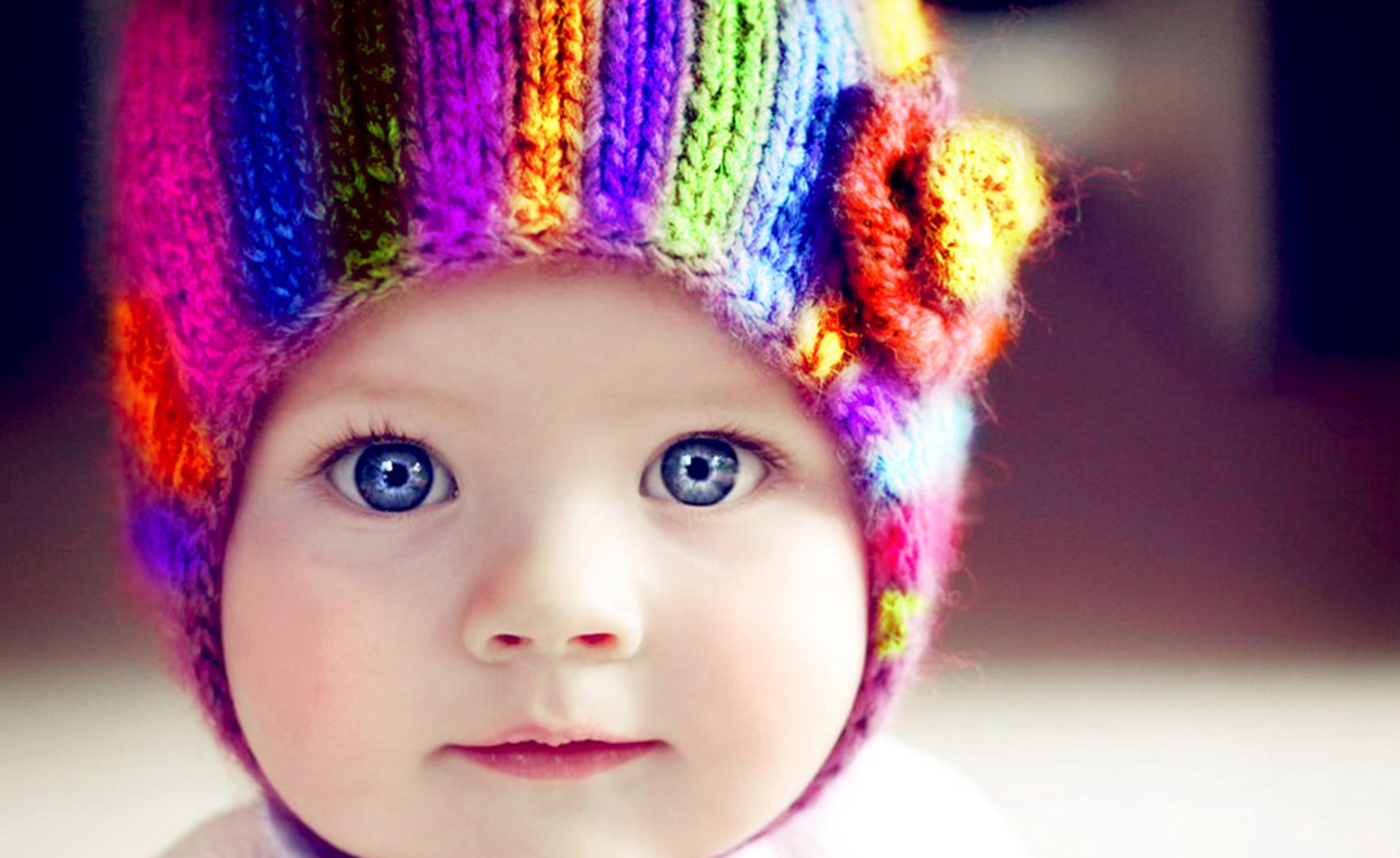 تصویر : https://rozup.ir/up/cfu/Video/cute-babies-with-colorful-hat.jpg