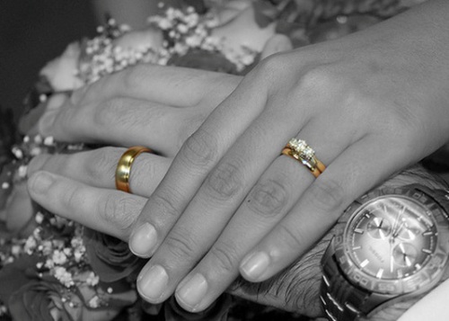 چرا حلقه ازدواج باید در انگشت چهارم قرار بگیرد ؟