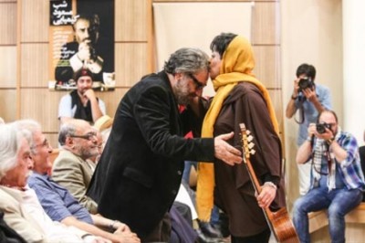 بوسه یک زن بر پیشانی کارگردان ایرانی