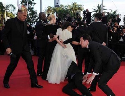 حرکت زشت مرد بی حیا با بازیگر زن مشهور در جشنواره فیلم کن