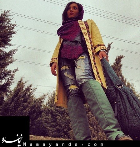 بازیگر زن معروف ایرانی با شلوار پاره و عجیب!