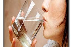 تاثیر نوشیدن آب بر پوست صورت و بدن