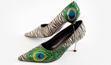 طراحی پر طاووس روی کفش