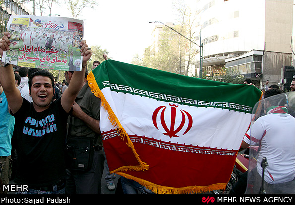 عکس از شادی مردم پس راهیابی ایران به جام جهانی ۲۰۱۴