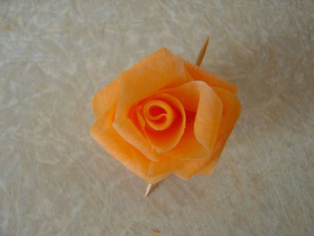 تزیین تصویری هویج به شکل گل رز