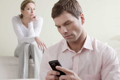 آیا چک کردن موبایل همسر کار درستی است یا اشتباه؟! 