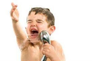 دلایل علمی علاقه افراد به آواز خواندن در حمام!