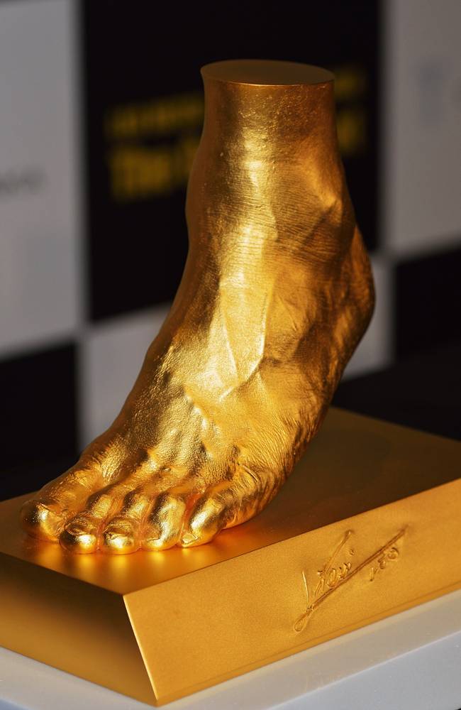 https://rozup.ir/up/fcbarcelona/aa/500_million_yen_golden_statue_.jpg