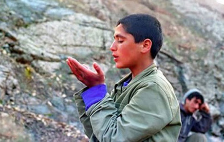 نماز نوجوان در جبهه 