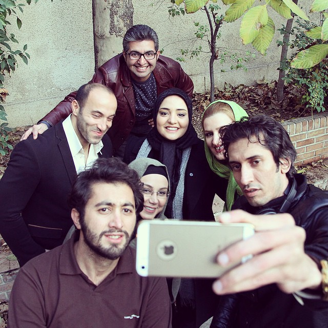 عکس جدید نرگس محمدی در کنار عوامل فیلم من مادرم