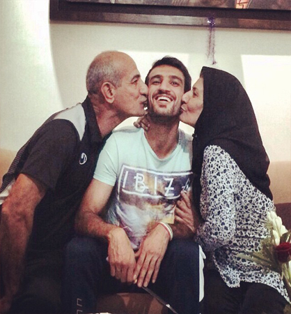 عکس جالب حسین ماهینی در کنار پدر و مادرش