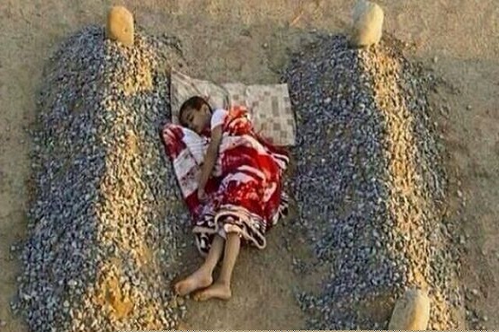 عکس دردناک از پسری که بین قبر پدر و مادرش خوابیده! + عکس