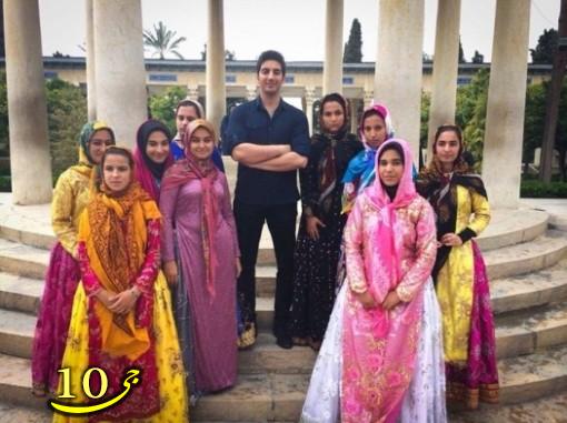 عکس یادگاری فرزاد فرزین در بین دختران شیرازی