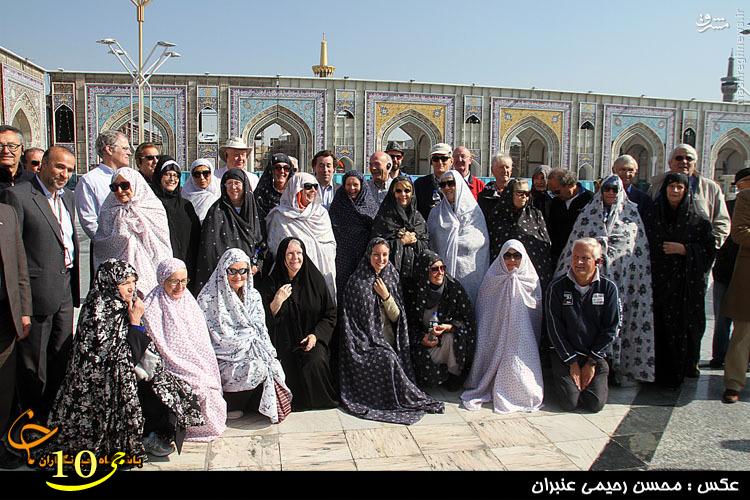 عکس/گردشگران خارجی با چادر گل‌منگولی 