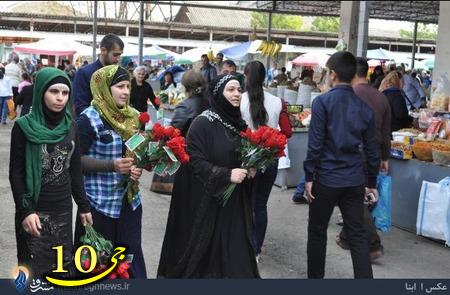 اهدای گل به زنان بی‌حجاب باکو +تصاویر