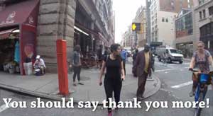 زن بدحجاب هنرمند باعث متلک پرانی عابران پیاده قرار می گیرد!+عکس