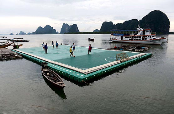 زمین فوتبال معلق در آب در تایلند (عکس) 