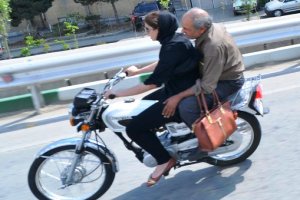 دختر موتورسوار تهرانی باعث چپ شدن یک ریو شد+عکس